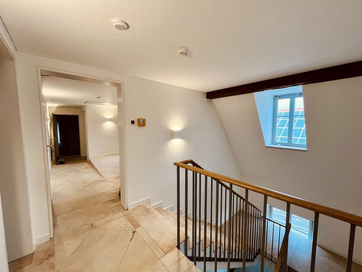 DG 9 Blick vom Treppenhaus auf Wohnung