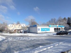 Seitenansicht und Parkplatz