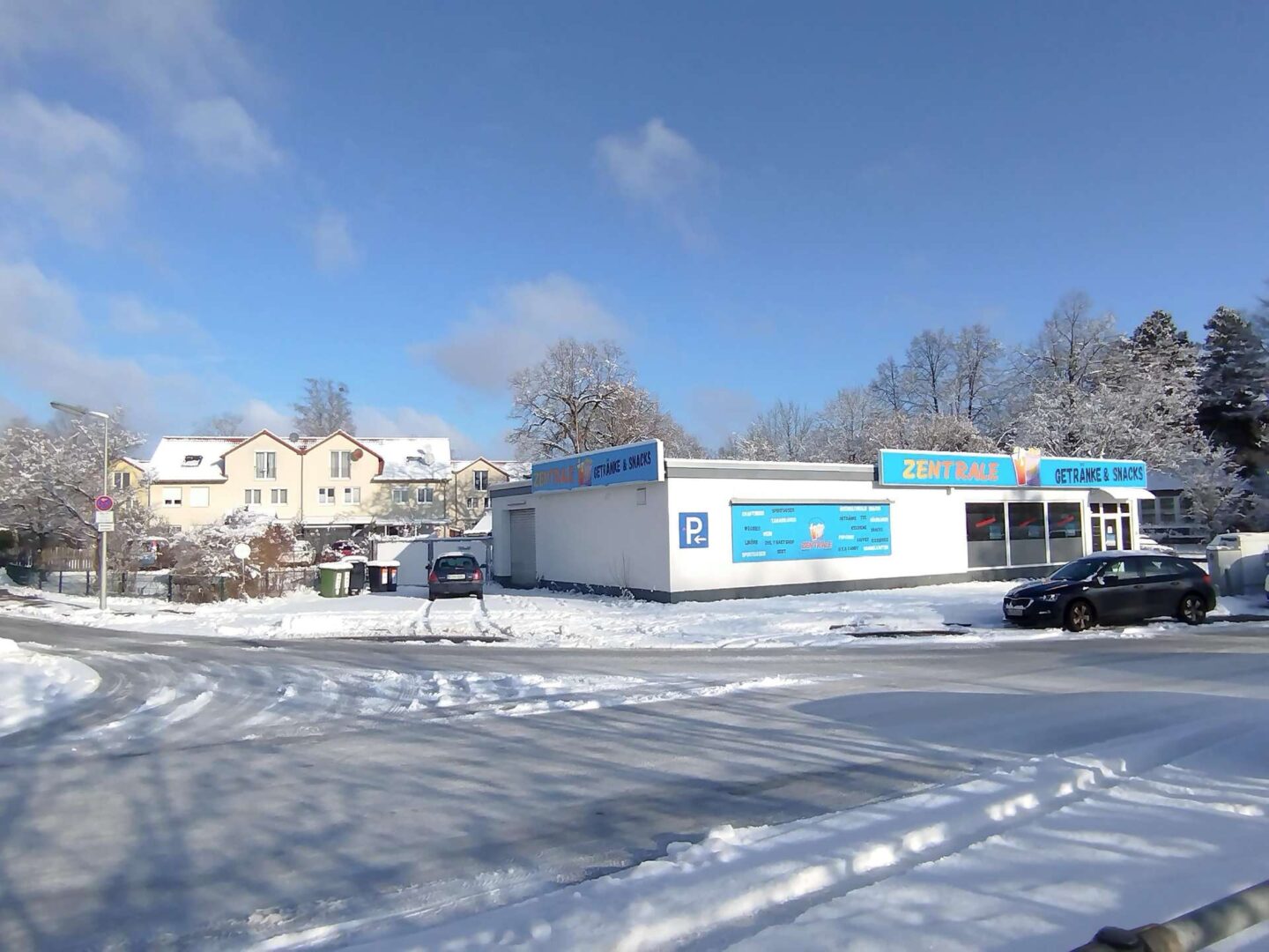 Seitenansicht und Parkplatz