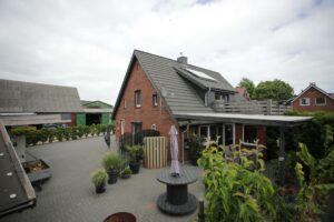 Terrasse & Parkplatz