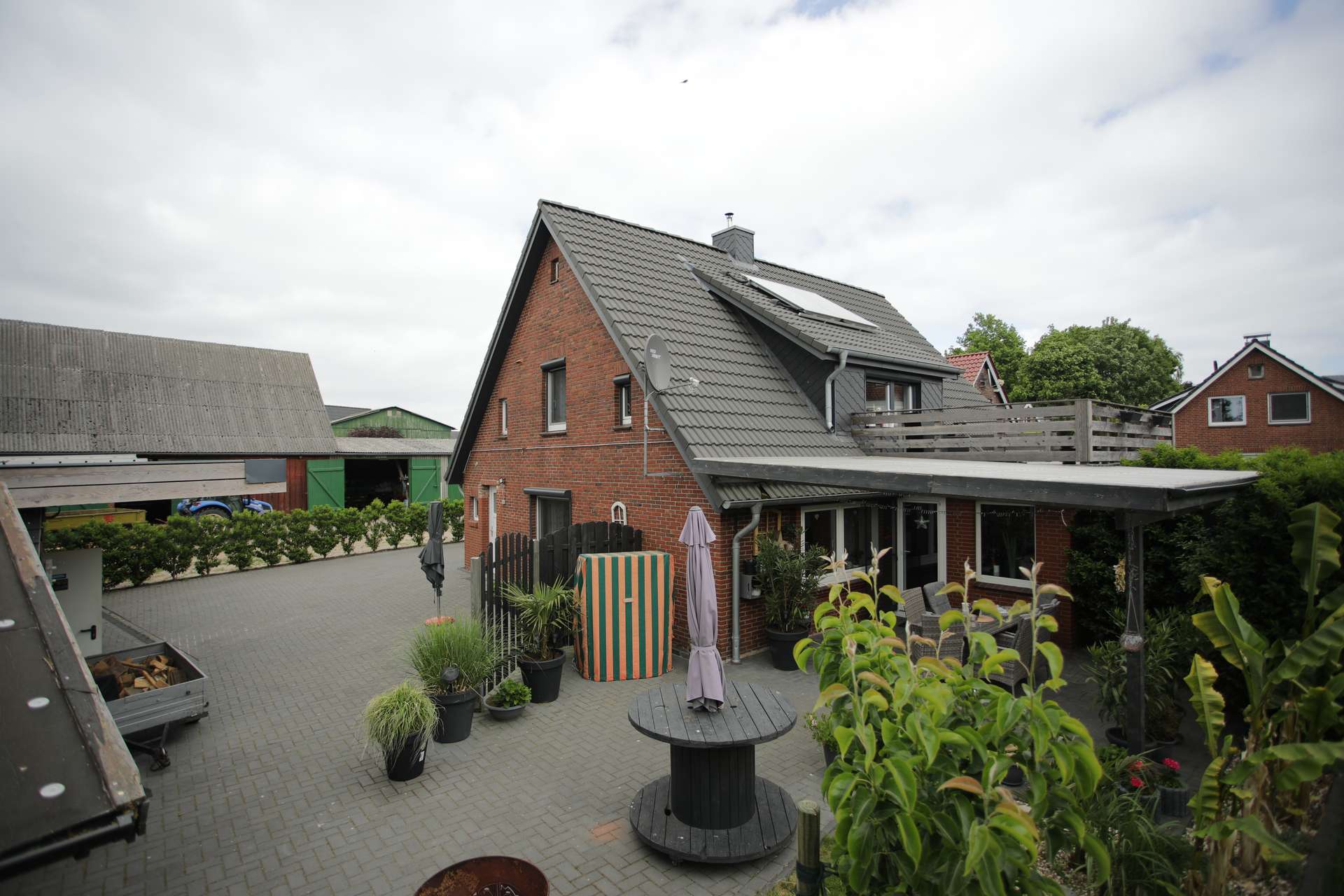 Terrasse & Parkplatz