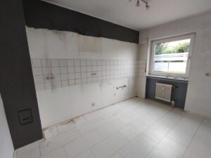Kühttps://images.propstack.de/photos/c8sfGEzykfeqFokYCqEcrJRs/photo/kmnAAByLkrGfMKKiyKp15965/thumb_staging_industrial-Schlafzimmer.jpgche