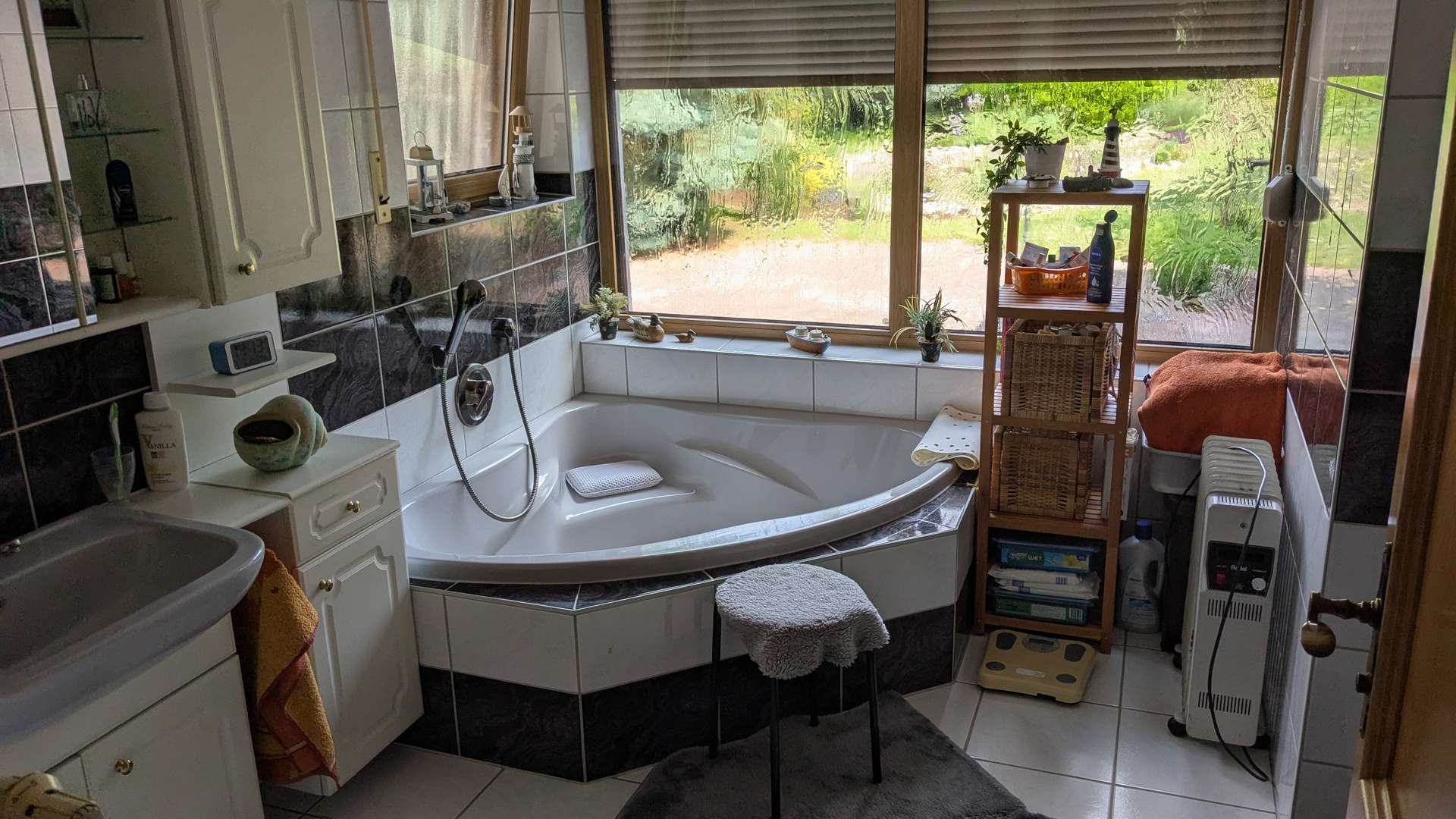 Bad im Erdgeschoß mit Wanne und Dusche