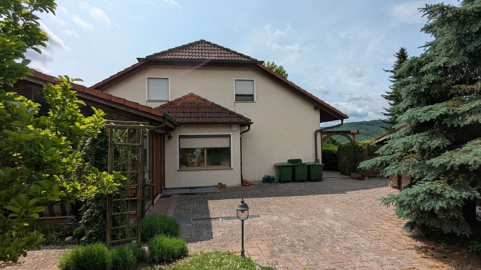 Rückansicht mit großer Terrasse