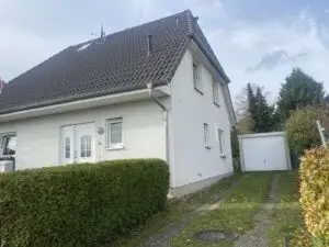Hausansicht mit Garage