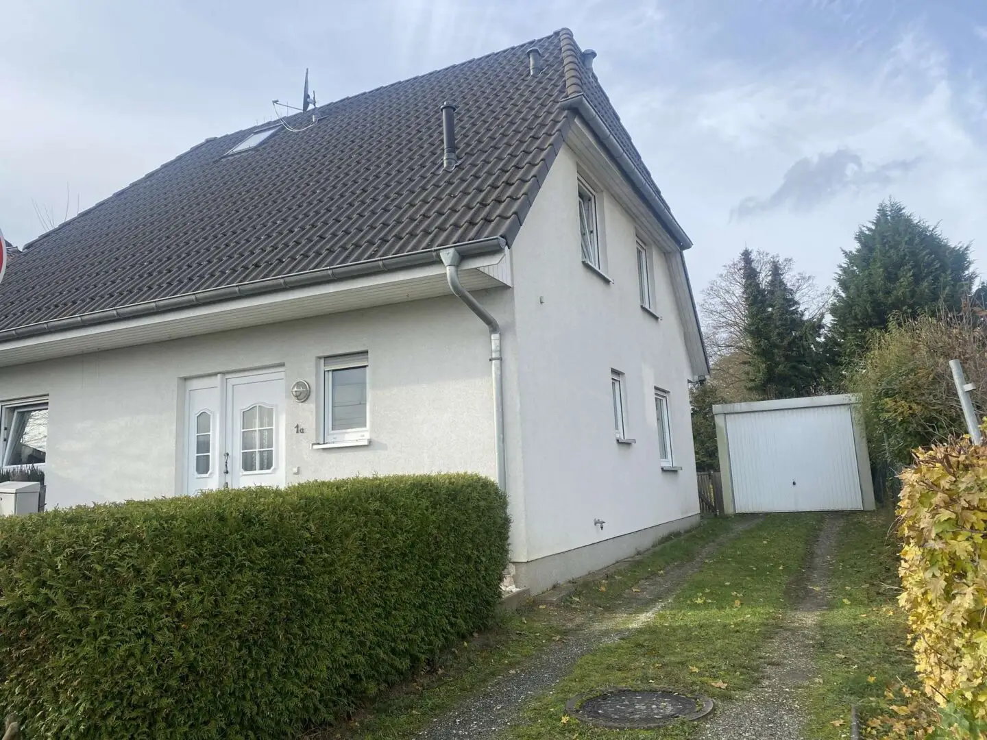 Hausansicht mit Garage