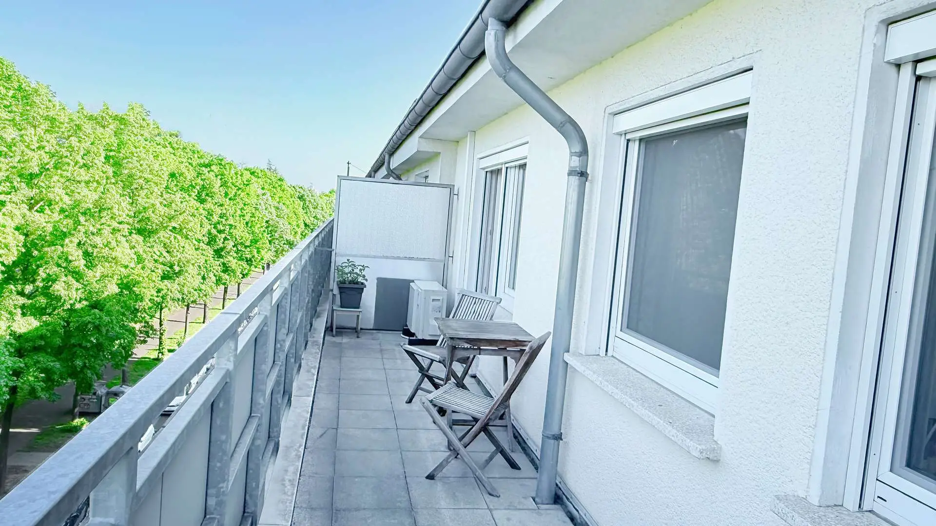Ostbalkon-Rheinblick