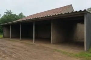 Stall-WagenschuppenKI gestaged