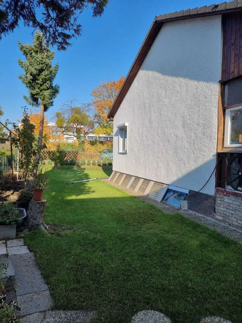 Hausseite mit Beet