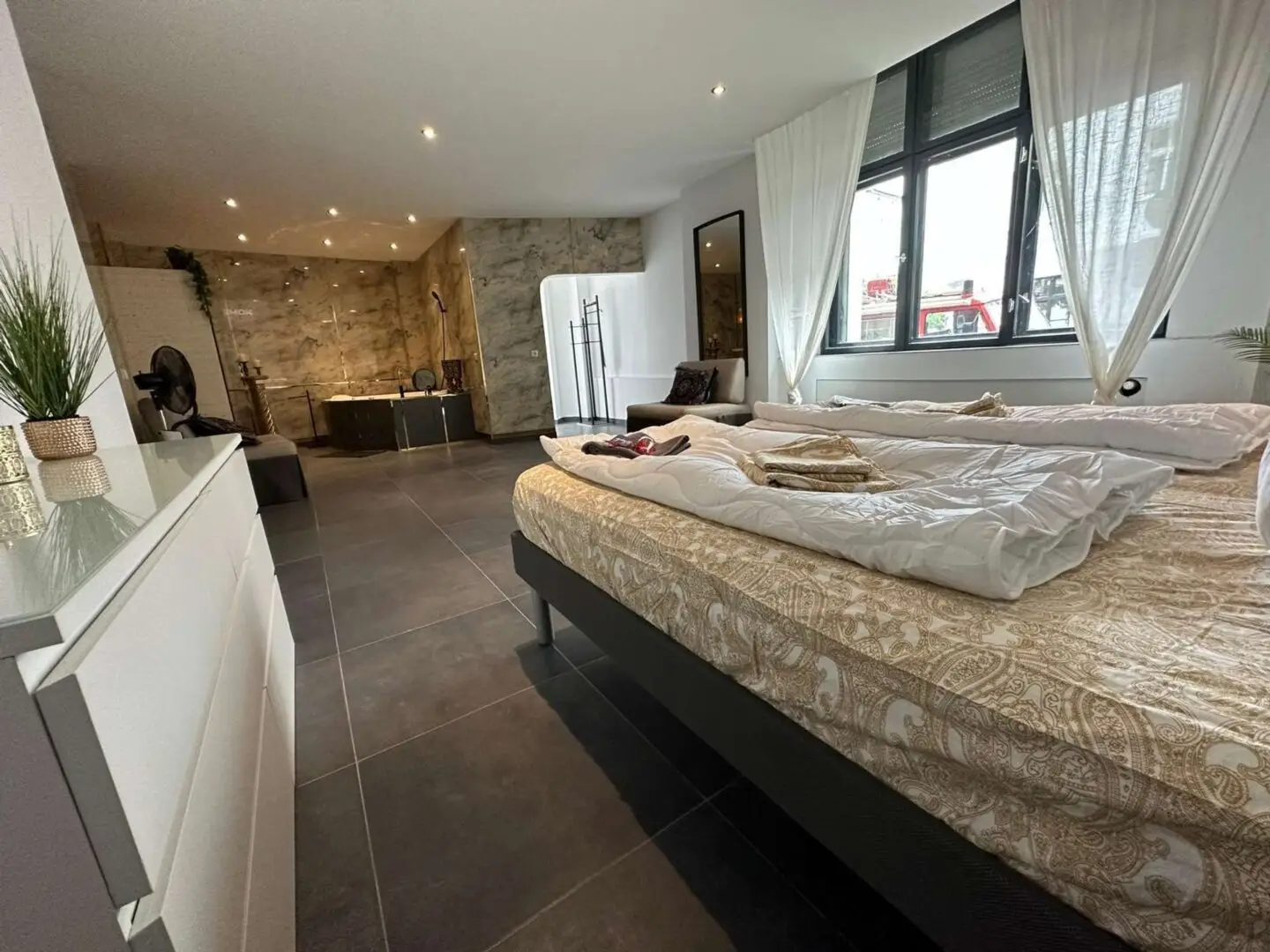 F1 Wohnzimmer mit Whirlpool Blick
