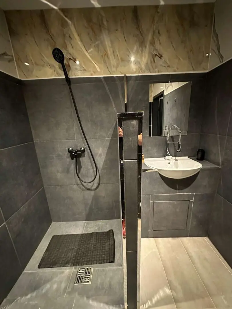 F2 Ausschnitt Duschbad II
