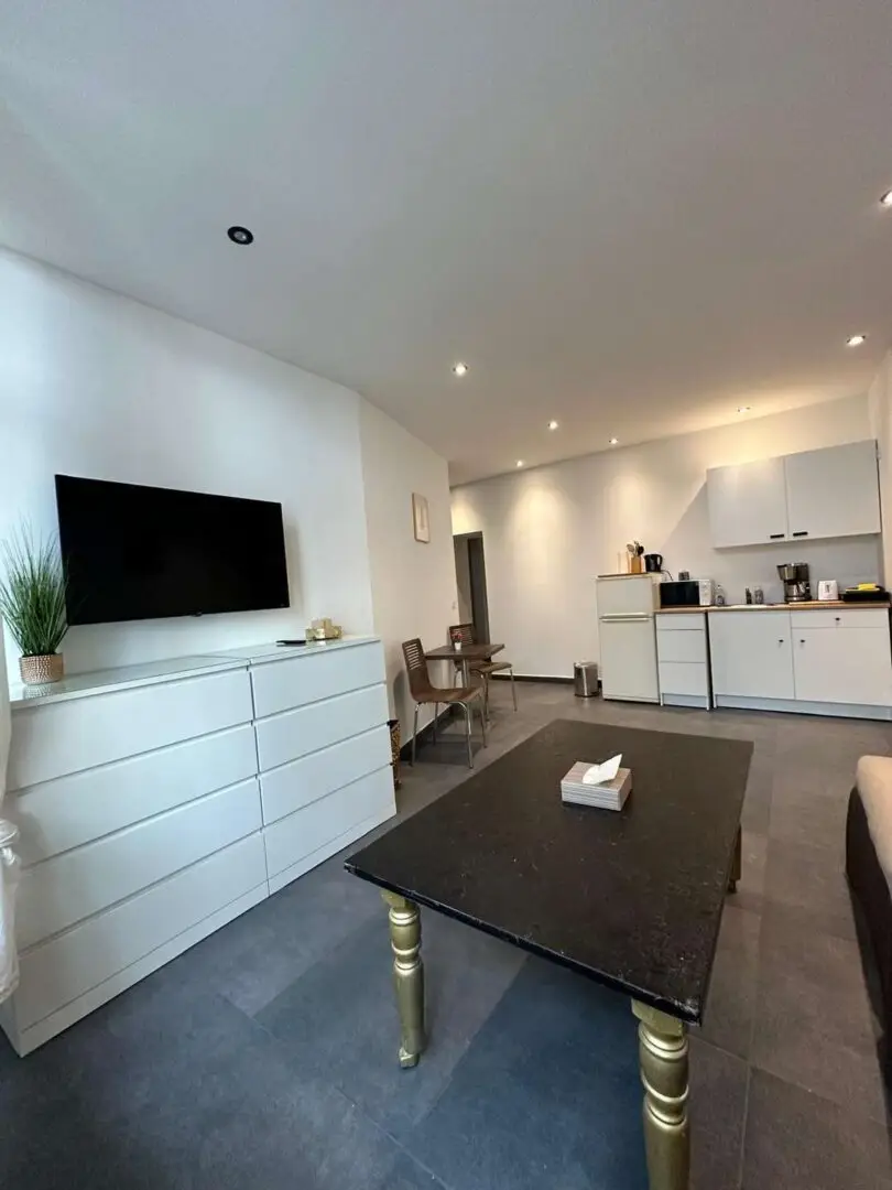 F2 Wohnzimmer 2 mit Küchenblick