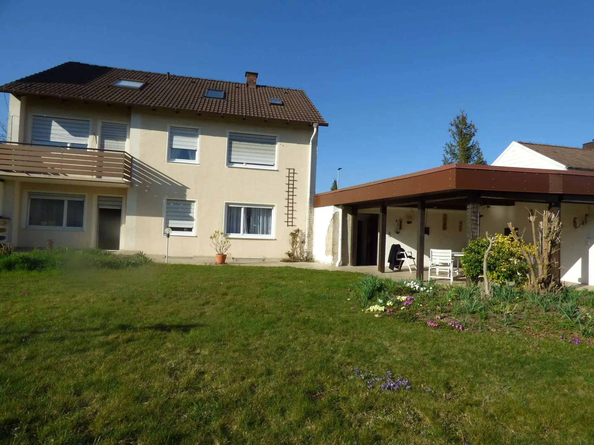 Rückansicht auf Haus inkl. Freisitz