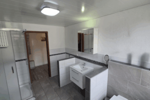 Badezimmer oben Bild 2