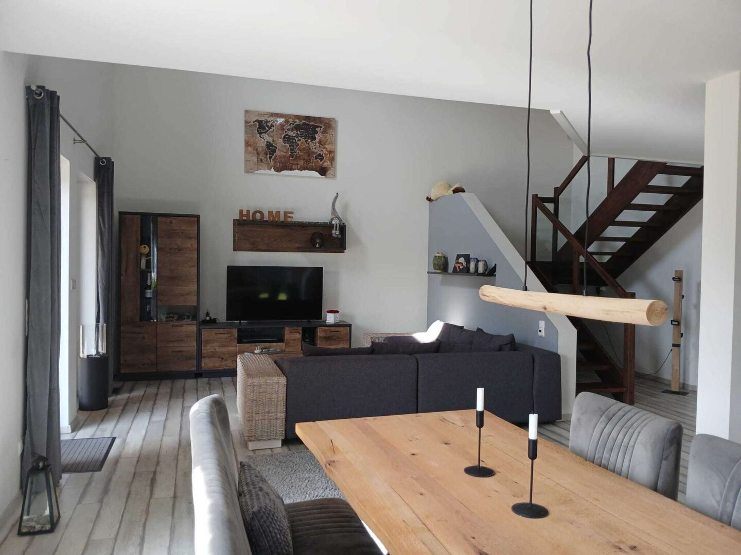 Esszimmer mit Blick ins Wohnzimmer