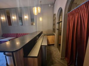 Hinter dem Tresen sauber