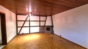 Wohnzimmer mit Deko-Kamin