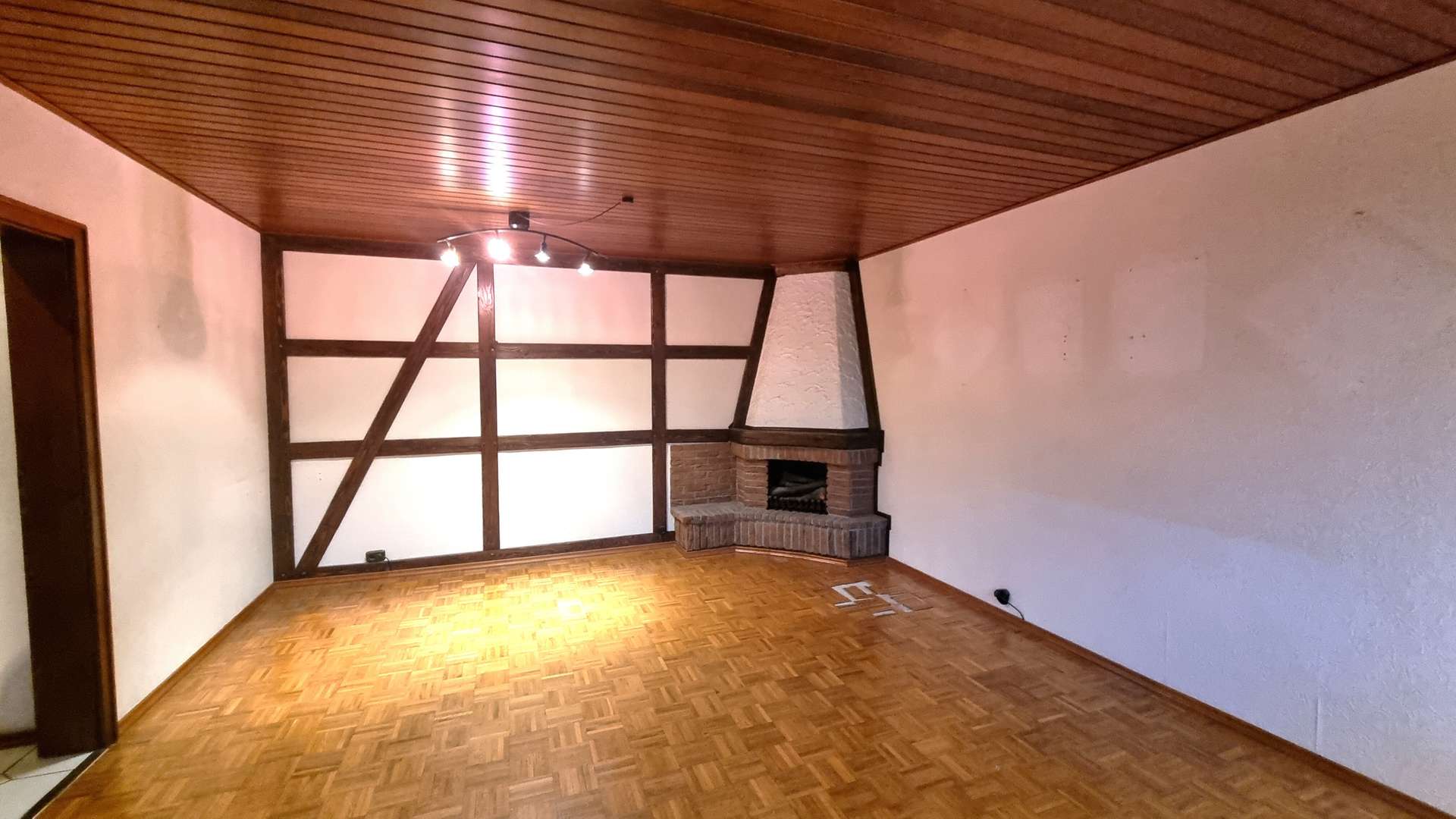 Wohnzimmer mit Deko-Kamin