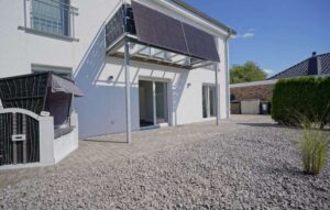 Terrasse mit Blick aus dem Garten