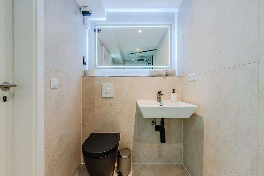 Wascharmatur und Spiegel