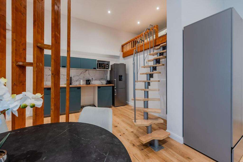 Einbauküche u Gallerie mit Gästebett