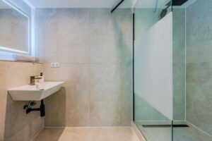 Hochwertiges Duschbad mit Walkin Dusche