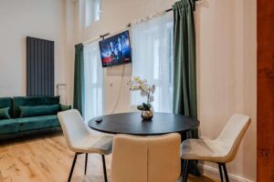 Ess- und Aufenthaltstisch