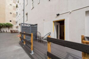 Geräumige Terrasse im Innenhof