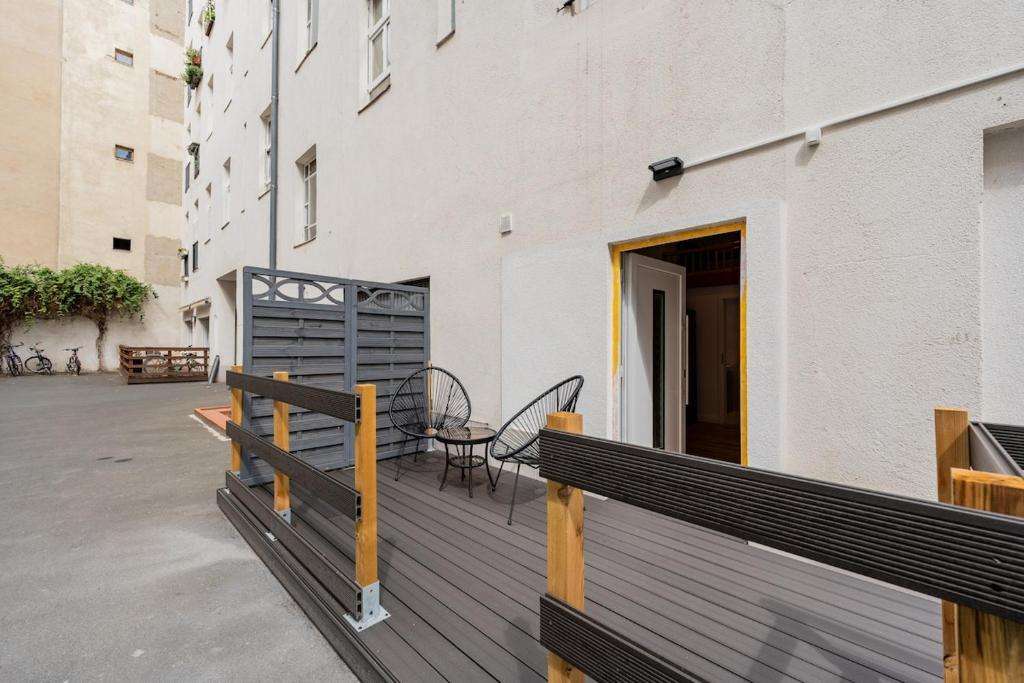 Geräumige Terrasse im Innenhof