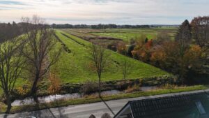 X18 Blick vom Grundstück auf Weiden und Wiesen