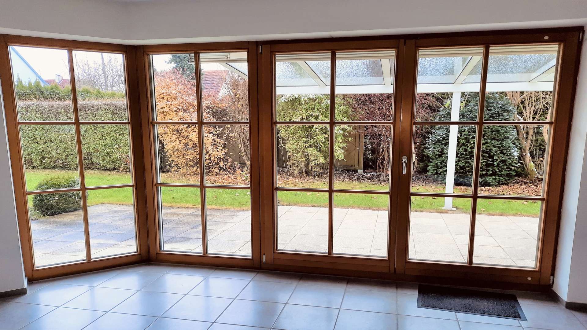 Zugang uberdachte Terasse vom Wohnzimmer