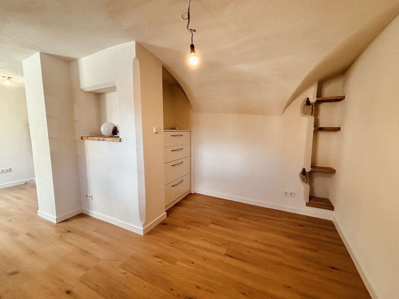 Zimmer 3 mit Einbaumöbeln