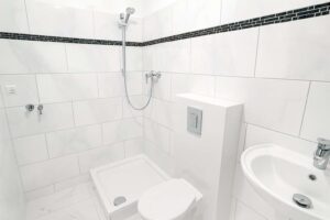 Badezimmer mit edlen Akzenten und Dusche