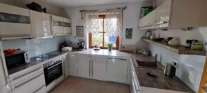 Einbauküche mit großemFenster