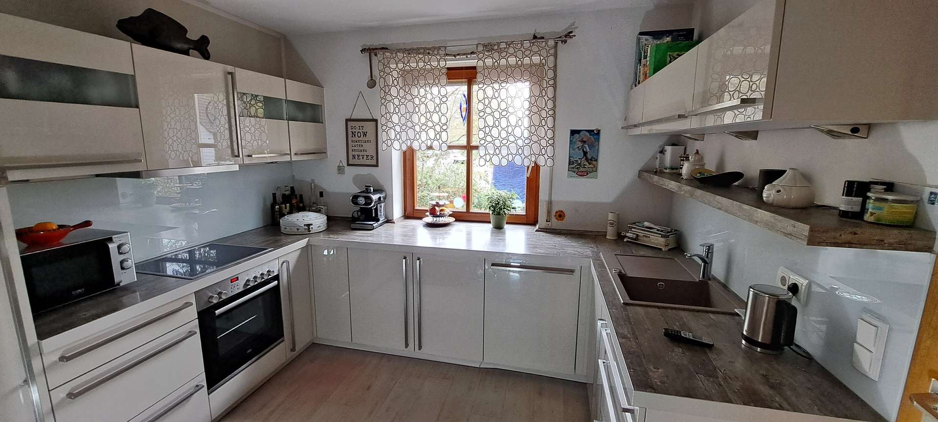 Einbauküche mit großemFenster