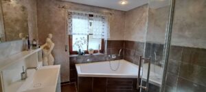 großes Bad mit Fenster