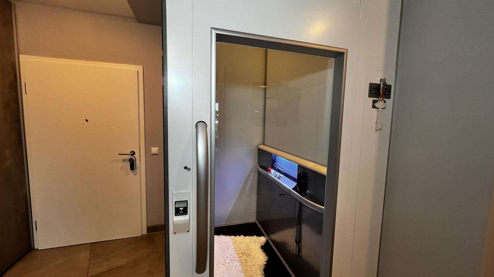 Eingang mit Personenaufzug