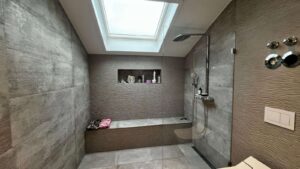 Dusche mit Sitzbank