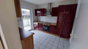 Küche mit Balkonzugang