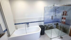 Badezimmer unten Dusche und Wanne - (KI generiert)