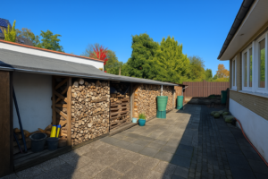 Holzlager und Auffahrt