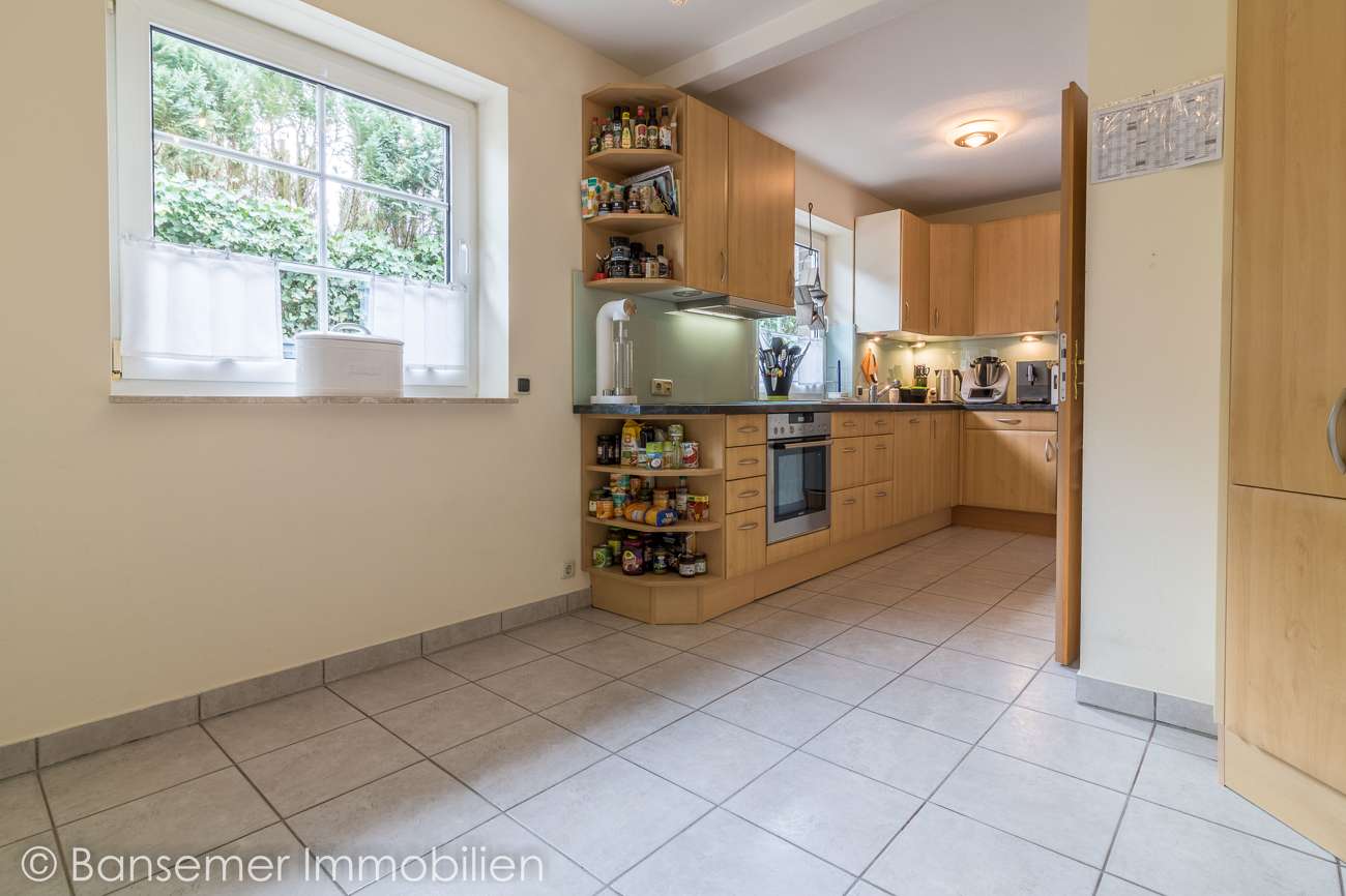 EG: Küche mit Einbauküche