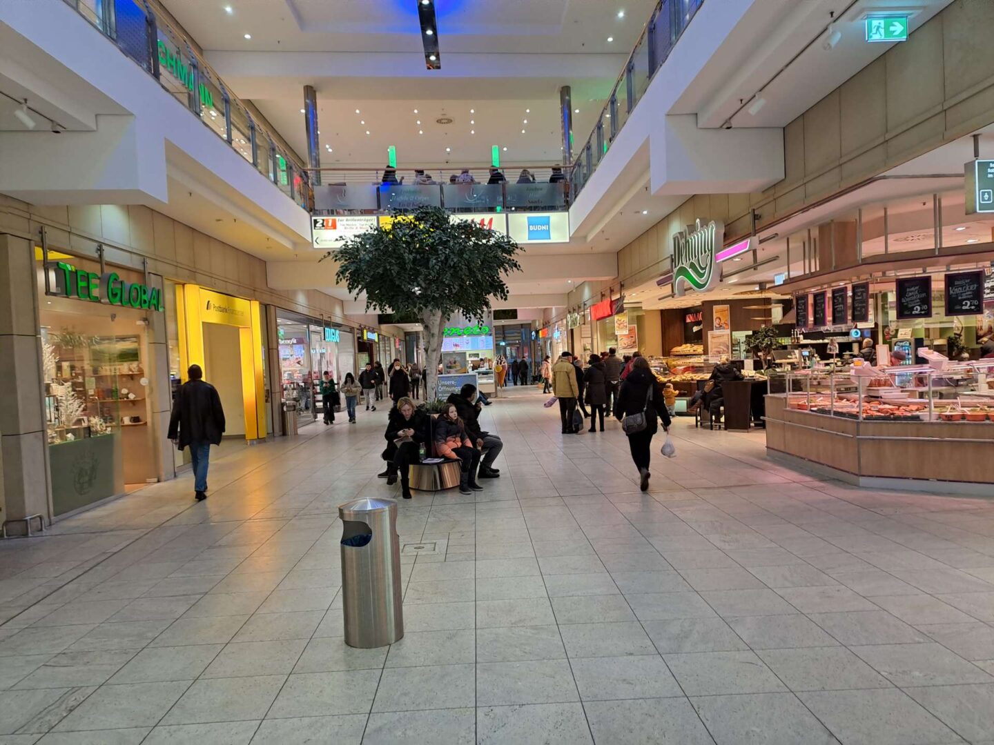 20230112_Blick von Rolltreppe EG in Mal und rechts Foodbereich