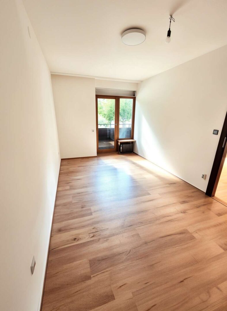 Schlafzimmerblick zum Balkon Ist-Zustand - (KI generiert)