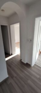 Diele mit Blick zum Wohn- und Elternschlafzimmer