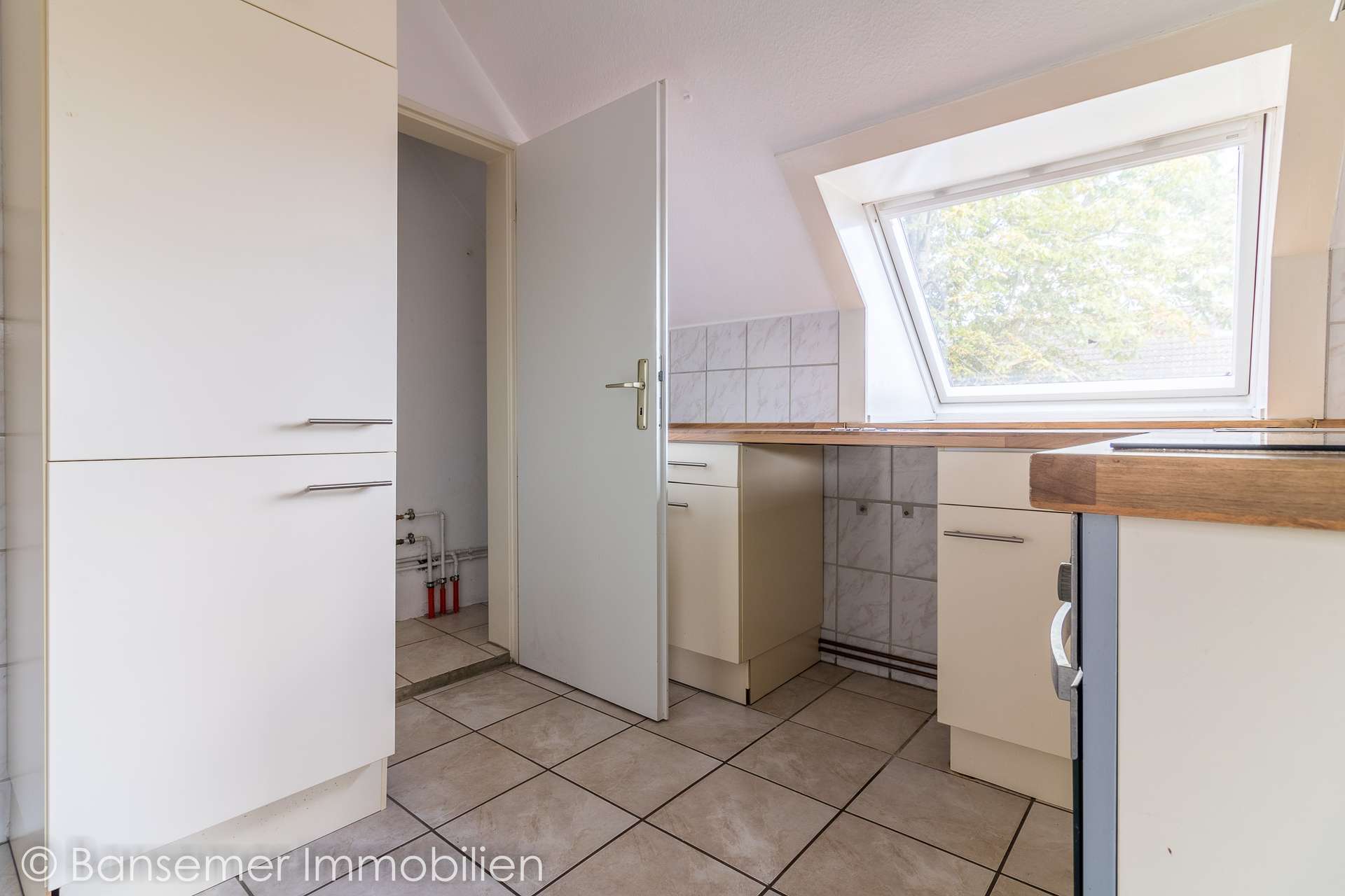 Küche mit Speisekammer