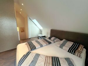 Schlafzimmer mit begehbaren Kleiderschrank