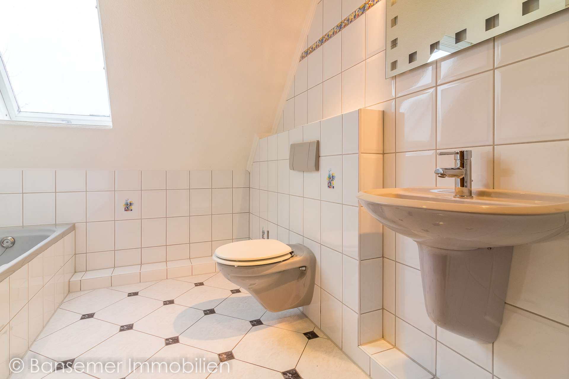 DG: Bad mit Wanne und Dusche