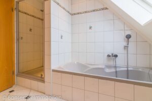 DG: Bad mit Wanne und Dusche