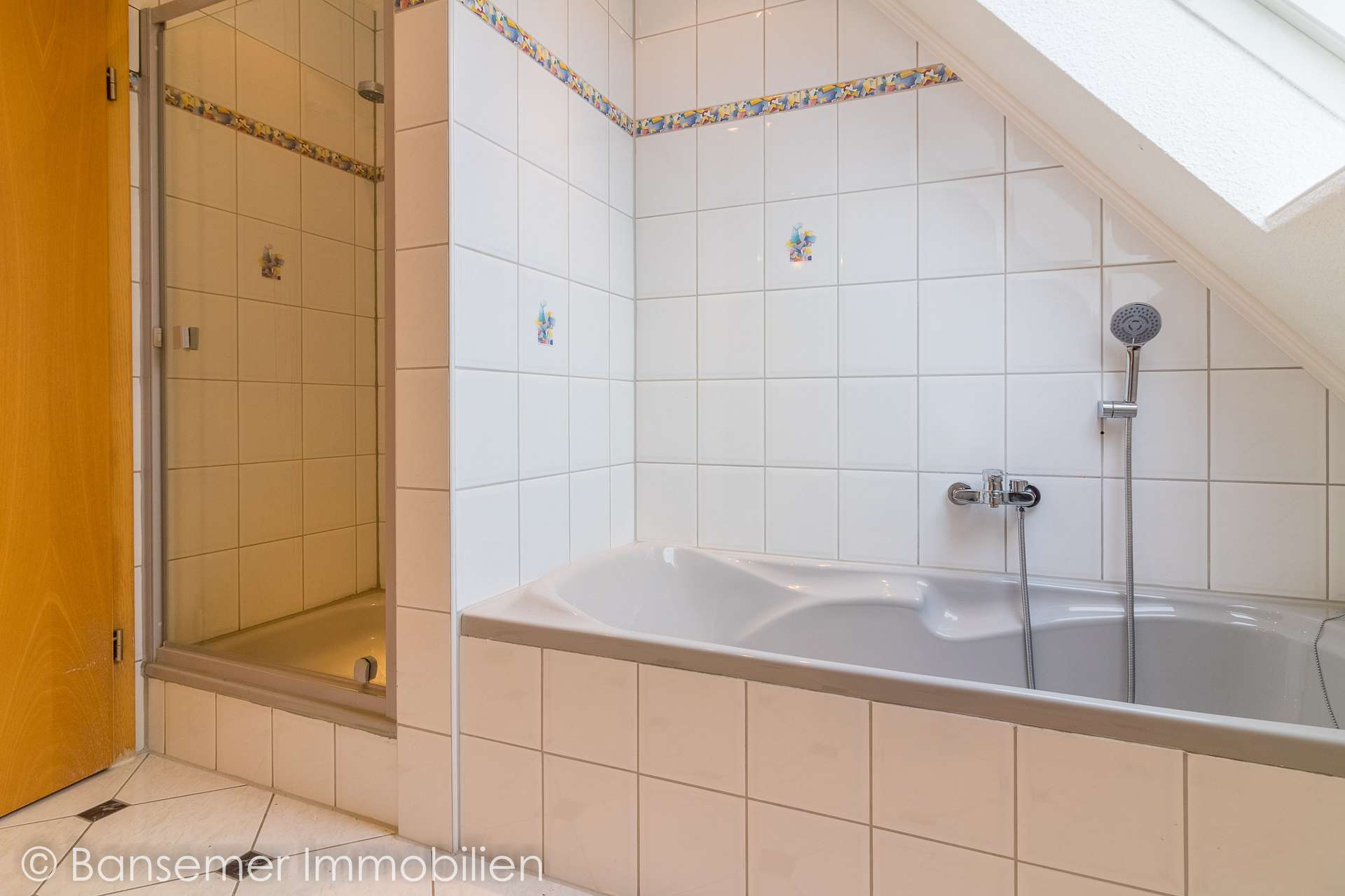 DG: Bad mit Wanne und Dusche